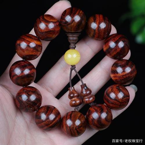 但是黄花梨其实非常怕汗液的,而盘玩黄花梨手串最好是干手,因为黄花梨
