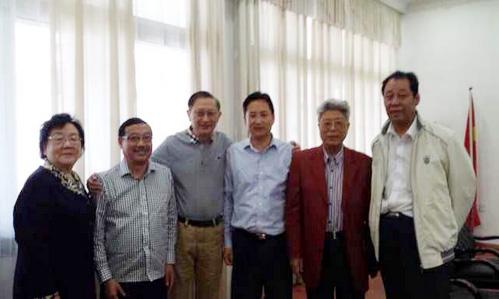 梅端杰(左二)与广丰县委书记(左四)等