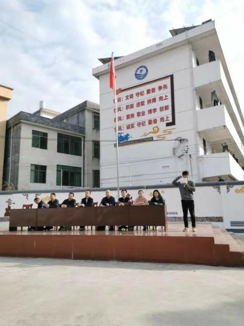 黎美龙校长致开幕词,并宣布三溪中学第二十六届中学生田径运动