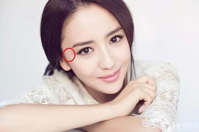再看佟丽娅的面相,奸门凹陷,眉压眼,所以她在感情中其实是个个性冲