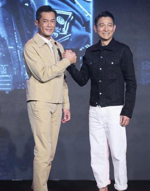 59岁刘德华状态很好,活力又帅气,背头造型展露"天王般