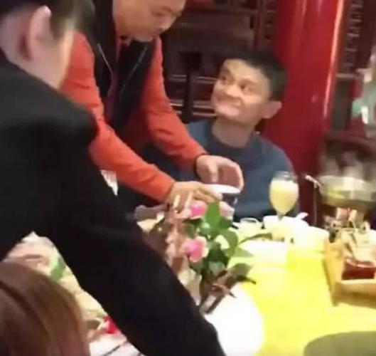 赵本山和马云同桌吃饭,身旁男子为其倒水,一个动作暴露马云修养