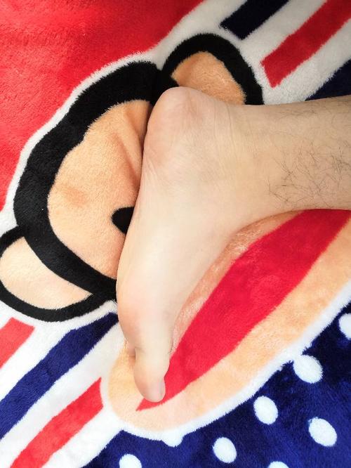 十张十岁左右女孩赤脚图片,最好多一点.例如这张男孩的