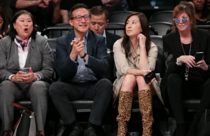 公开资料显示,阿里联合创始人蔡崇信的妻子是吴明华,美女老板娘啊!