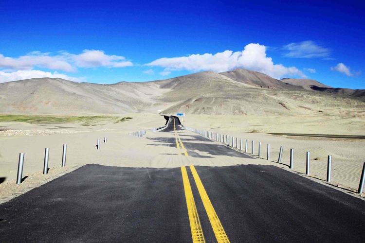 看过日照金山的奇景后,行程折向东南,开启了一段全程称奇的新219国道