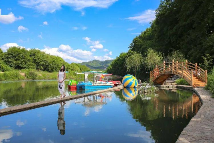 越溪白鹤距离金华市区约32公里,是一个有着较高知名度的乡村旅游"网红