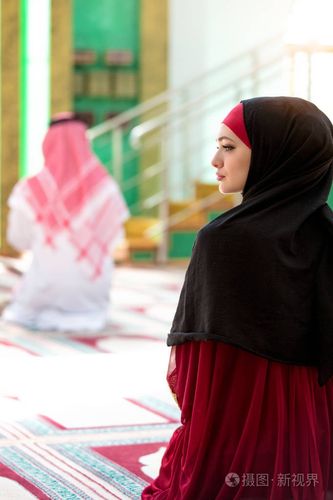 穆斯林的男人和女人在清真寺的祷告