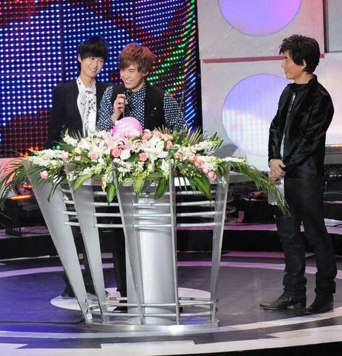 李易峰李宇春c位之争,pgonegai互怼后同台!跨年大戏