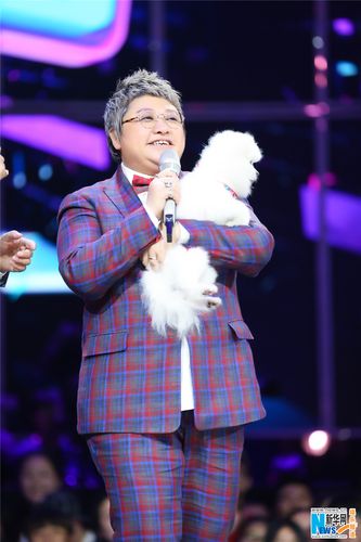 依偎着李延亮,又合作了一首《梨花又开放》