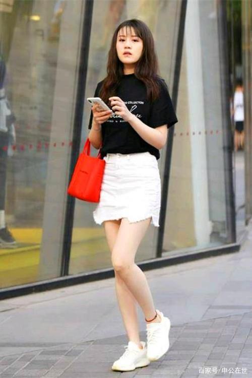 动感时尚的美丽姑娘,休闲装扮舒适宜人,带来一股清新