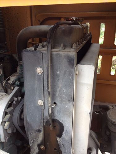 铲车的水箱的水从图上的小管子出来是什么回事?那里坏