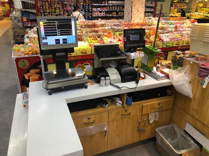 收银台上有点杂乱