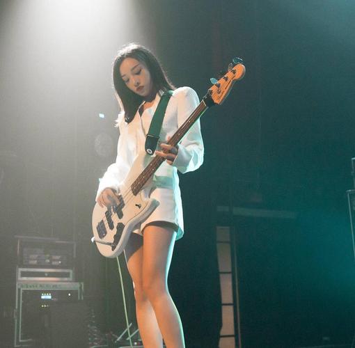 心成那个新签的女贝斯手好漂亮好漂亮