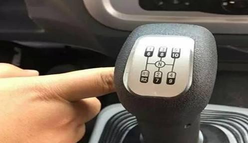 为什么大卡车有十几个档位?很多人都没搞清,听听老司机是咋说的