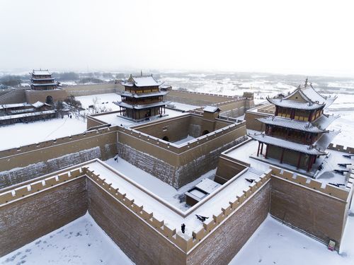 为看嘉峪关的日出和雪景,三天来了三次