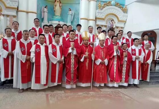 厦门:蔡炳瑞主教主礼祝圣三位神父,吴钦敬主教襄礼