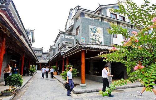 天下玉,平洲器:探秘佛山平洲玉器街,中国最强悍翡翠