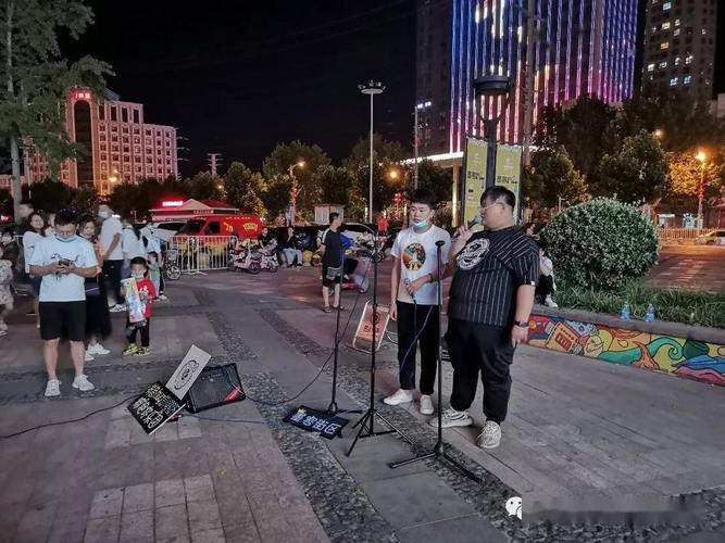 即墨,古城内人头攒动,歌声,叫卖声,欢笑声,不绝于耳;体育中心的广场舞