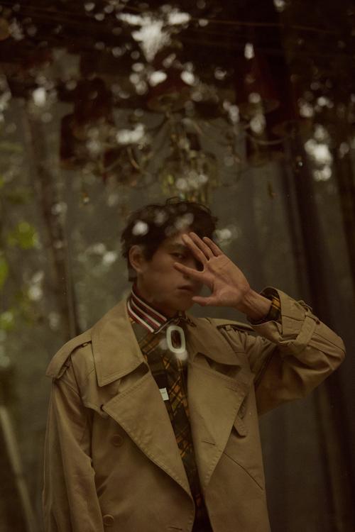 简介:魏大勋时尚杂志写真图片:翩翩贵公子,分享一组魏大勋图片给大家