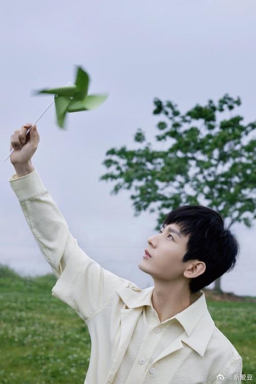 成毅米白色衬衫造型生日写真##成毅32岁状态#这组照片拍的清新呀,成
