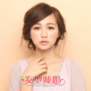 发型脸型 圆脸 >> 圆脸长发扎头发的方法图解 圆脸适合的扎头发方法