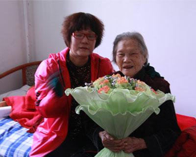 为老人献上一束康乃馨,祝愿老人健康长寿
