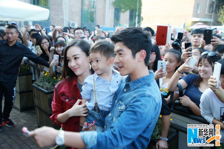 霍思燕为嗯哼办2岁生日会 与杜江甜蜜拥吻