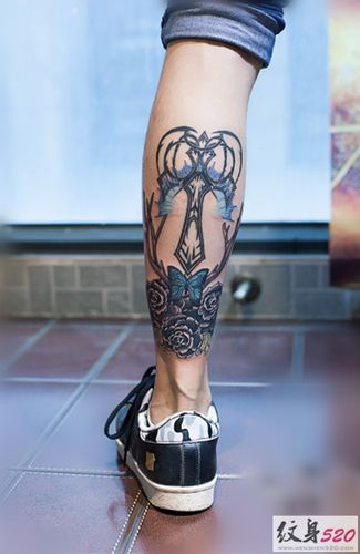 时尚潮男大秀腿部纹身