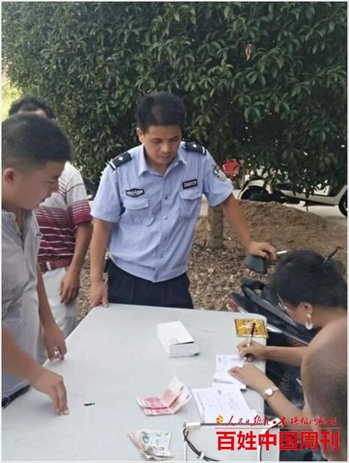 13日时值三伏天骄阳似火,贵溪市公安局周坊派出所民警们顶着炎炎烈日