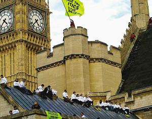 数十名环保人士占据了英国议会楼顶.