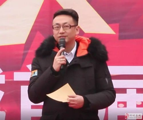 主持人阿伟一出场,台下就响起热烈的掌声