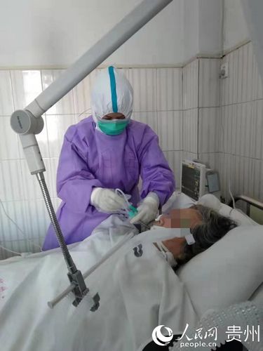胡漫为患者上胃管.图片由安顺经开区宣传部供图