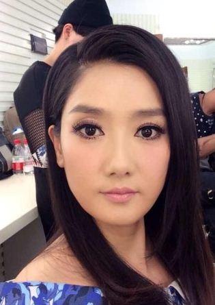 凤凰传奇玲花化浓妆 产后瘦身成功