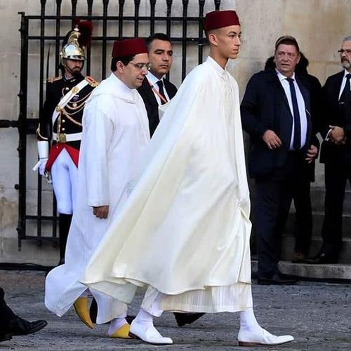 及至成人,哈桑王子五官没有多大变化,活脱脱就是他母亲的缩小版.