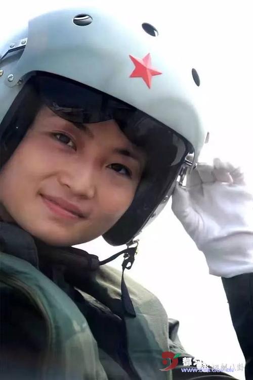 与余旭同时被选上女飞行员吕品介绍说,在选拔过程中,身体的心理的测试