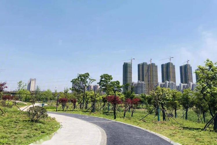 项目南侧有市政公园和湿地公园,过个三环线就到三角湖,自然环境较好.