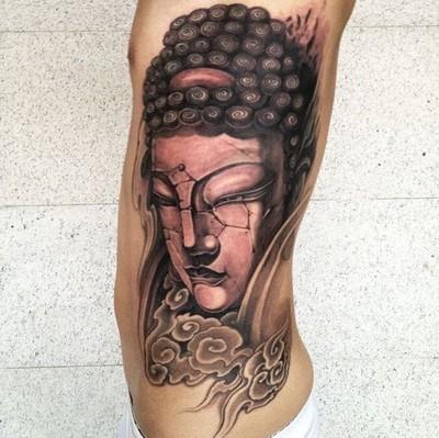 这种纹身作品,直观的就能够看出来,石头就像是要炸裂开来一般.