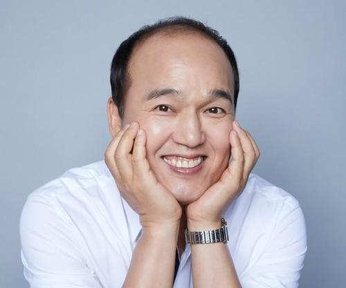 韩国老戏骨攒了二十年钱,买房被骗70亿,如今53岁依然