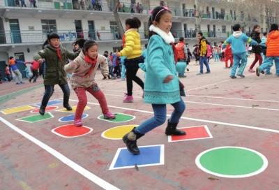 学生们正在玩跳方格游戏