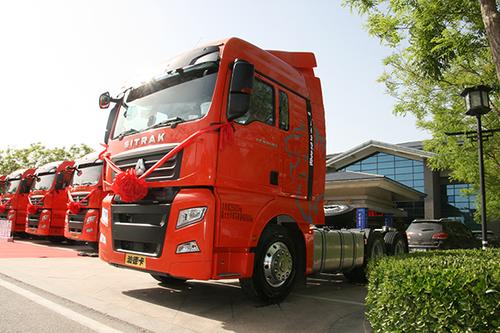 中国重汽举办汕德卡2021版牵引车新品上市发布会