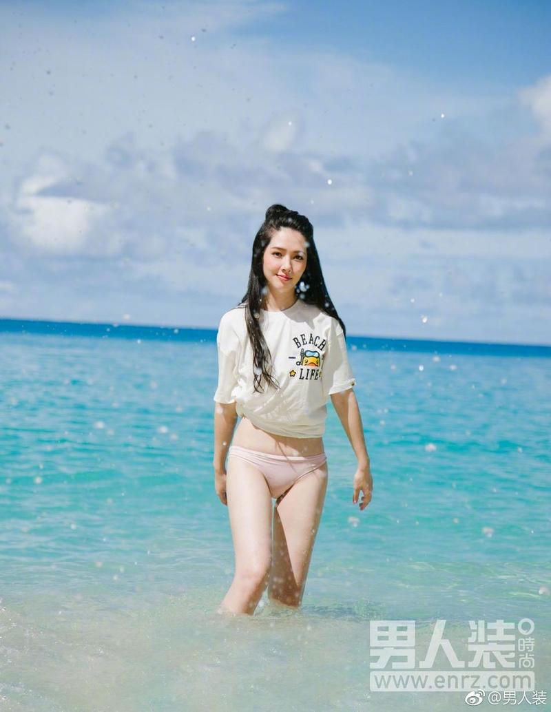 郭碧婷登男人装封面不改清纯 海边尽情释放迷人魅力