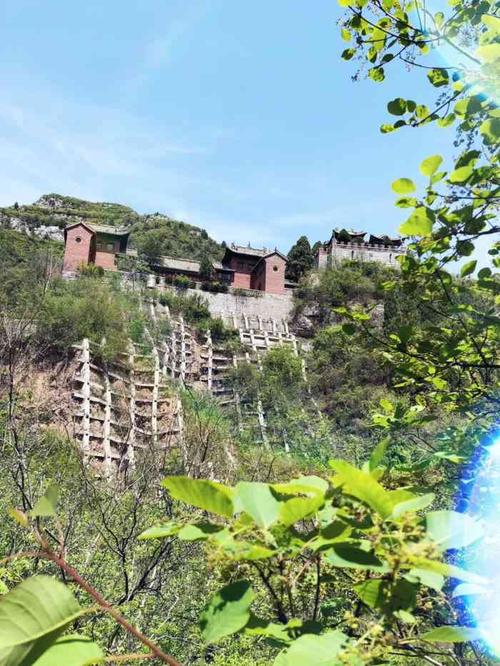 响堂山景区-"响堂山石窟分南北窟 现在分为三部分 .