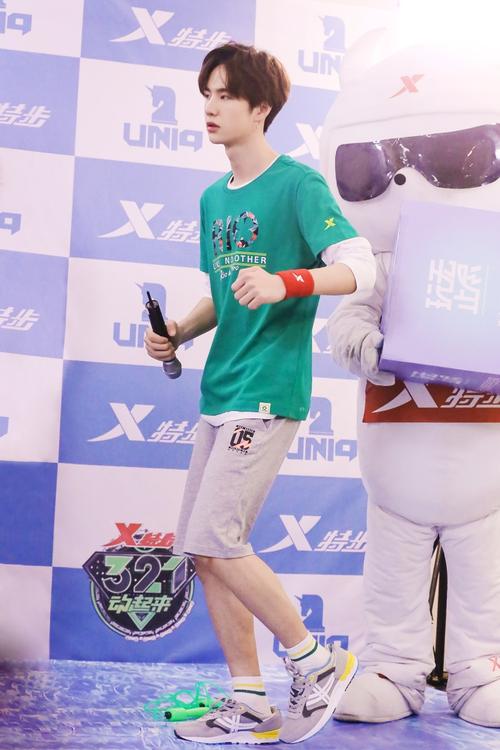 160520特步一日店长uniq王一博crlogo