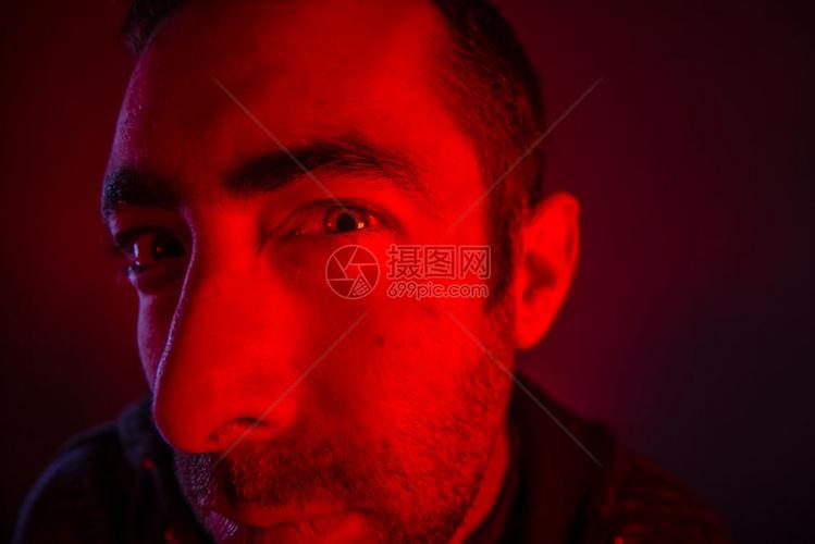 有可疑面部表情的人接近疑惑或怀的年轻人肖像