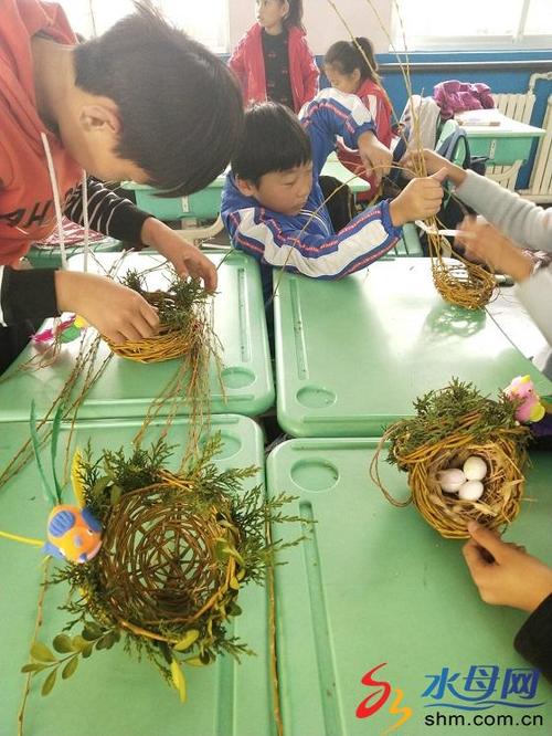 莱山区东轸格庄小学四年级学生进行手工制作鸟窝的实践活动
