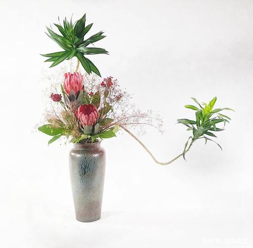 因此,一件完美的插花艺术作品应包含形和神两个方面.形由造型
