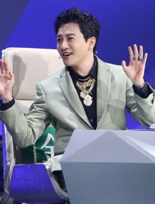 苏有朋增肥后简直大变样,47岁卷发配西装,简直帅成韩国欧巴