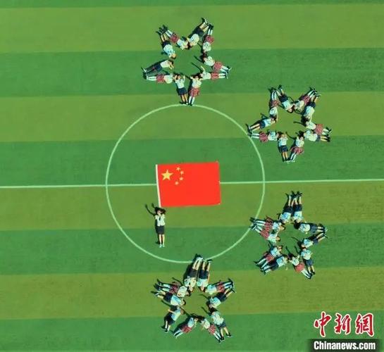 该校每个班级的造型都充满创意,一幕幕感人的画面在鲜艳的五星红旗下