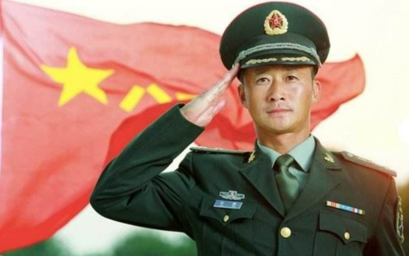 "当兵后悔三年,不当兵后悔一辈子"这是在《战狼》里面吴京饰演的冷锋