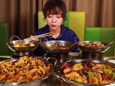 大胃王mini一口气吃完8碗新疆炒米粉,没吃饱再来一份超大的馕
